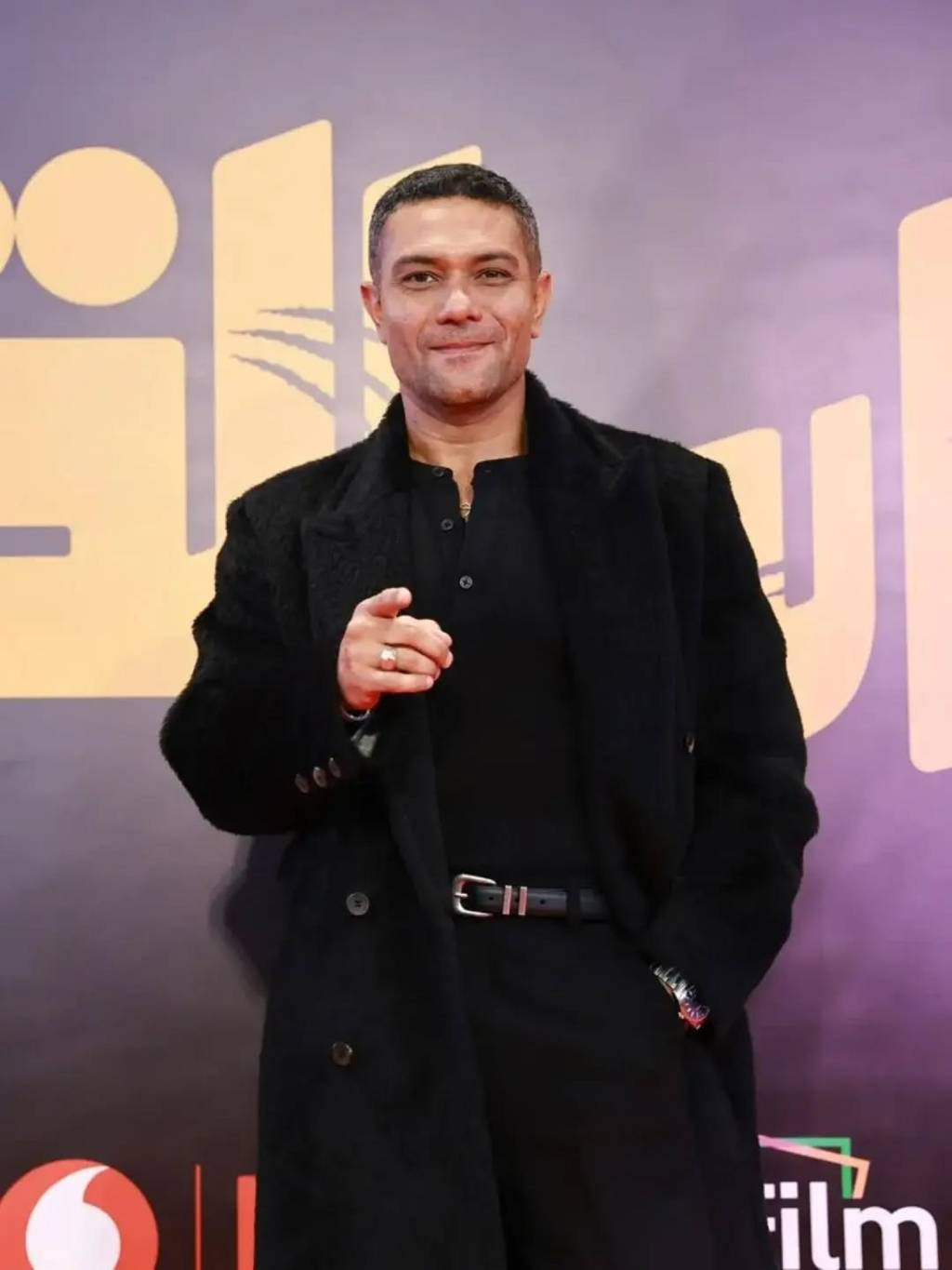 آسر ياسين يوجّه نصيحة الى الفتيات بسبب الرجل 