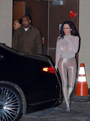 بيانكا سينسوري تواصل جرأتها بإطلالة جديدة... ليلة سينمائية مع كانييه ويست