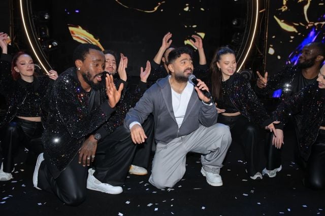 تامر حسني مع فرقته