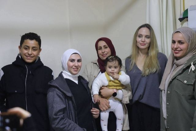 أنجلينا جولي خلال زيارتها للمستشفى