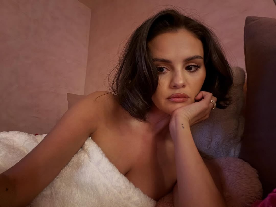 سيلينا غوميز تستعرض قصة شعرها القصير