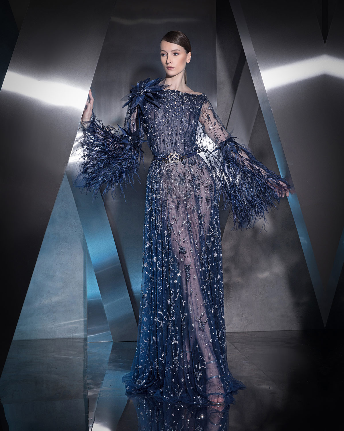 اللون الكحلي يتربع على عرش موضة شتاء 2026