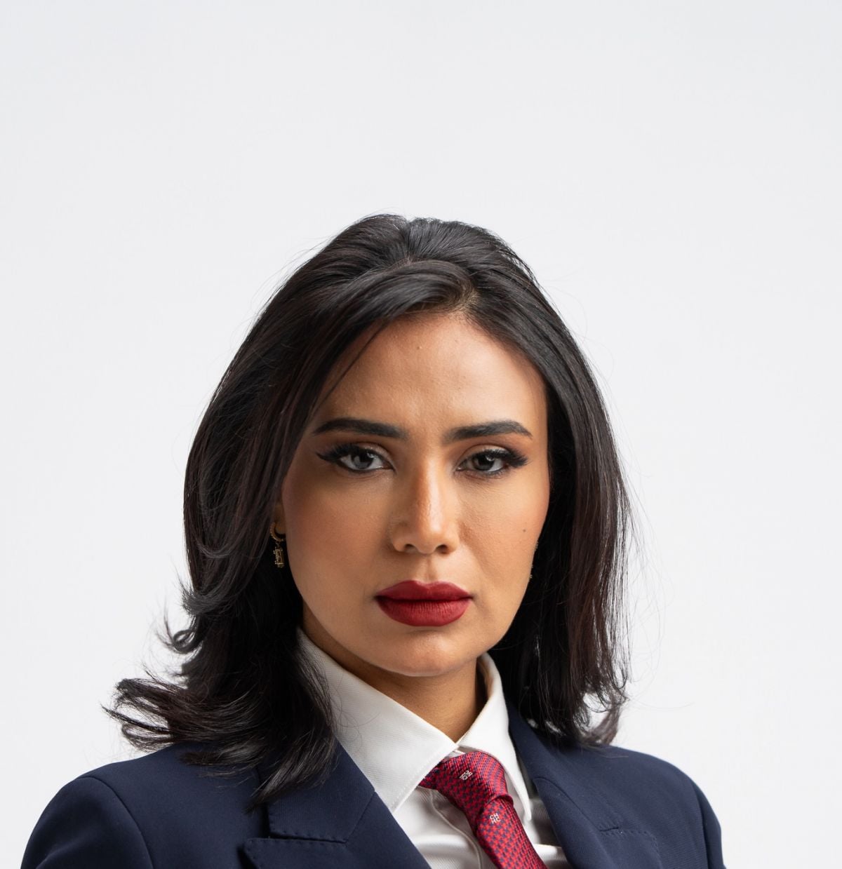 لبنى عبدالعزيز من الإعلام إلى التمثيل.. رحلة من النضوج والاحتراف