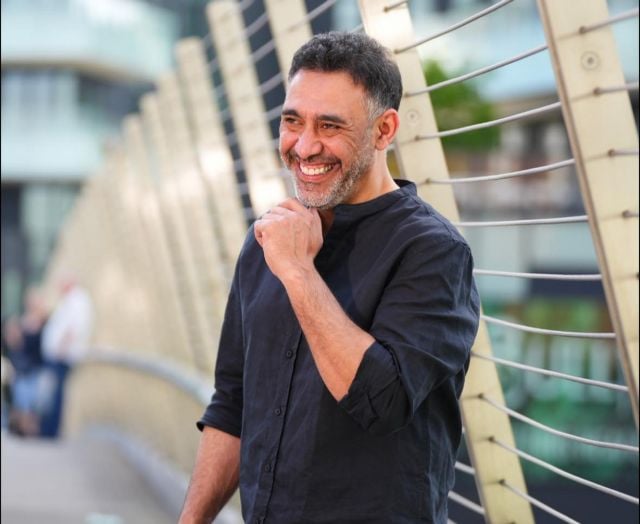 عمرو مصطفى ينهي خلافه مع باسم يوسف بعد لقائهما في Joy Awards (فيديو)