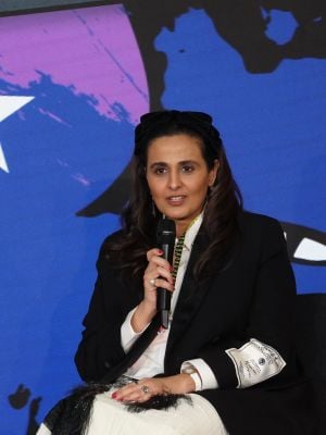 الشيخة المياسة تنسق البلايزر مع فستانها الطويل 