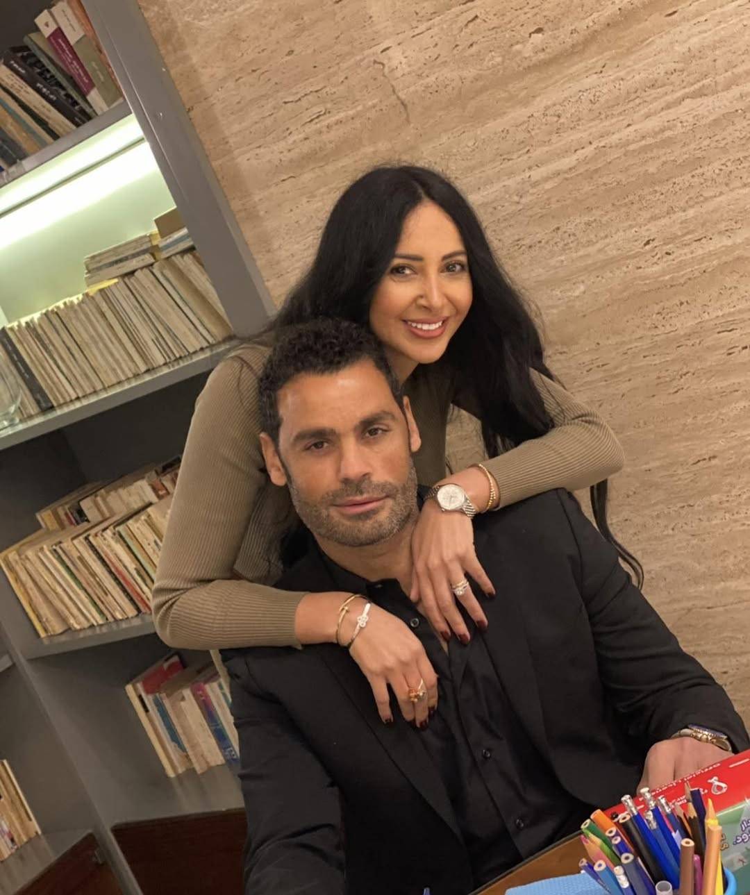 لقاء الخميسي تلتزم الصمت بعد إعلان فنانة شابة طلاقها من زوجها