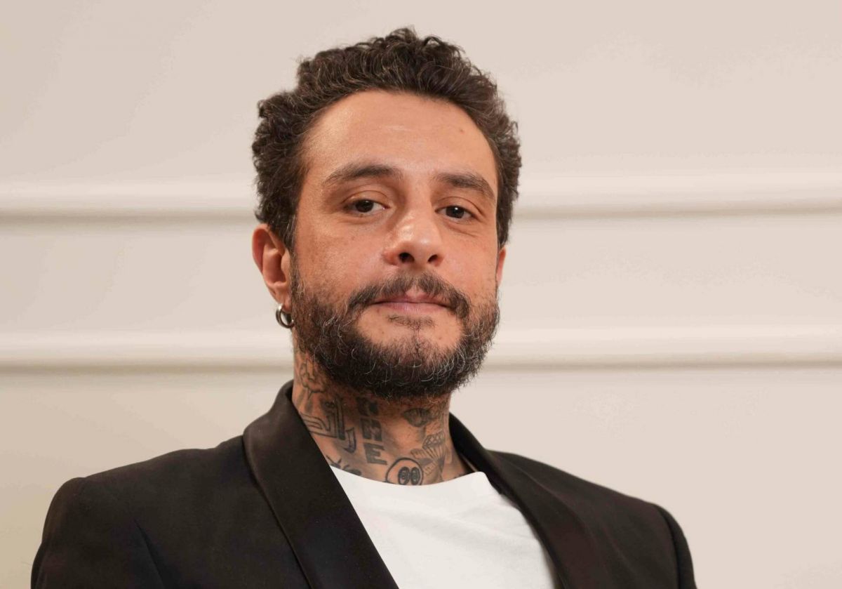 بعد وفاة والدته... أحمد الفيشاوي يُحدث ضجة برقصه على المسرح