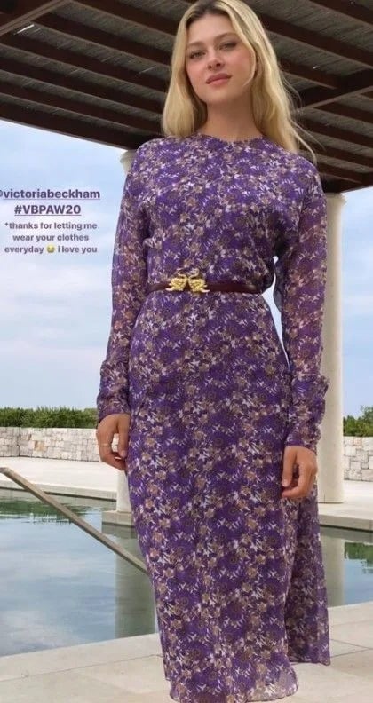 نيكولا بيلتز عام 2020 بفستان بنفسجي من تصميم فيكتوريا بيكهام نيكولا بيلتز عام 2020 بفستان بنفسجي من تصميم فيكتوريا بيكهام