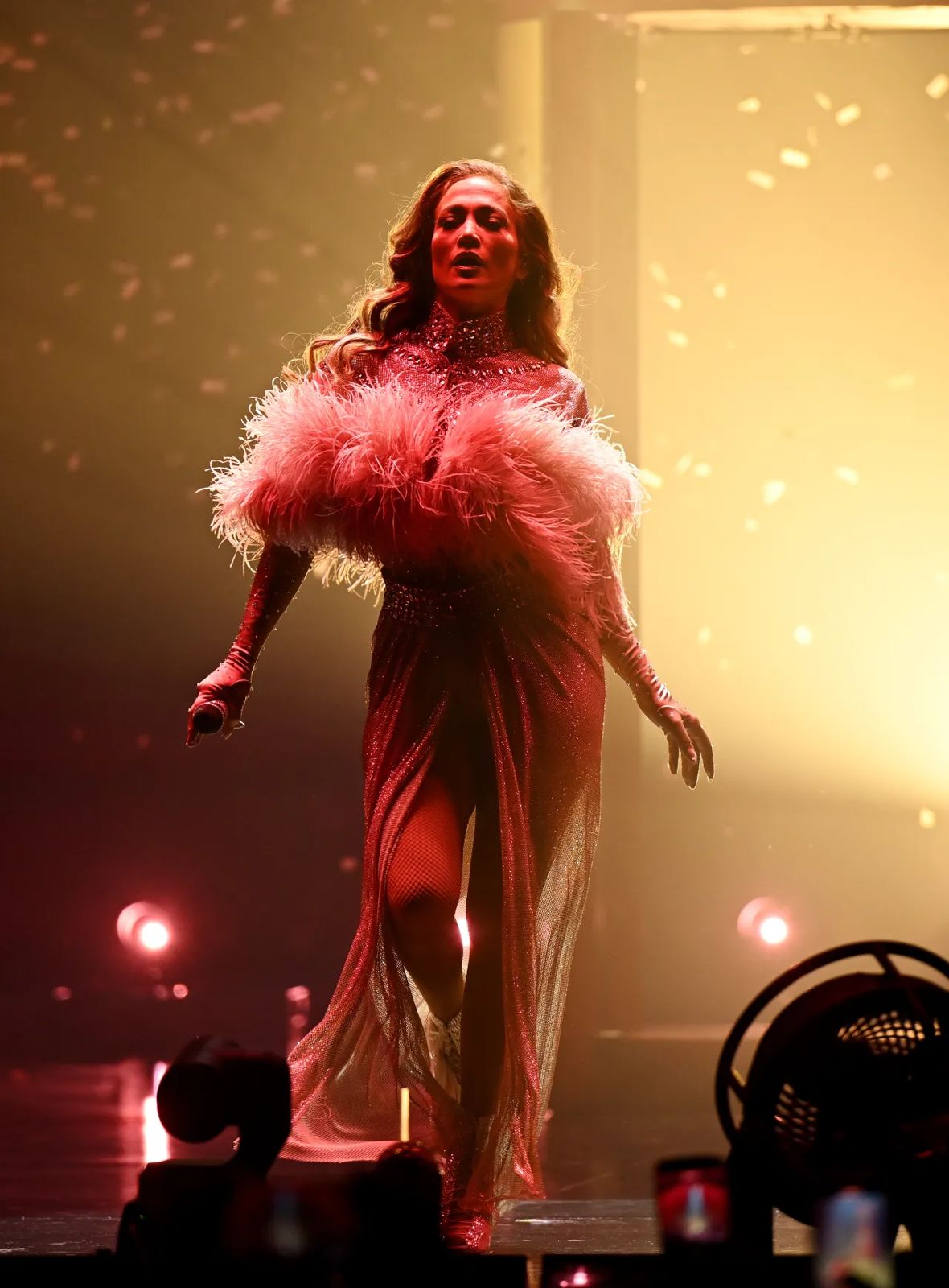 جينيفر لوبيز بإطلالة من توقيع شربل زوي جينيفر لوبيز بإطلالة من توقيع شربل زوي