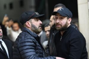 نضال الشافعي يتلقى العزاء في وفاة والدته وسط مساندة من نجوم الفن (صور)