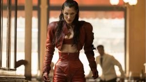 إطلالة بيلا حديد في The Beauty: قوية بزيّها الأحمر القاني وشعرها الداكن