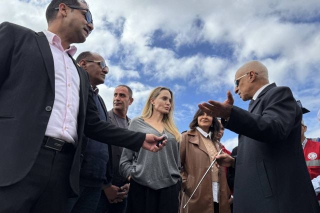 أنجلينا جولي تستمع لأحد المسؤولين خلال زيارتها لمعبر رفح