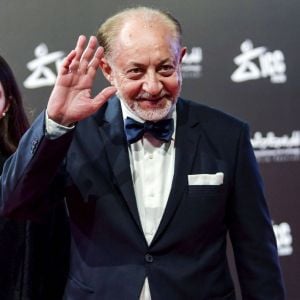 عبد العزيز مخيون يعلّق على حالته الصحية بعد الجراحة الخطرة 