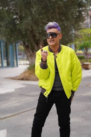 رامز جلال يؤدي مناسك العُمرة ويكشف عن مفاجأة برنامجه الجديد