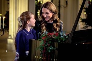 كيت ميدلتون والأميرة شارلوت بأزياء الميلاد تعزفان على البيانو