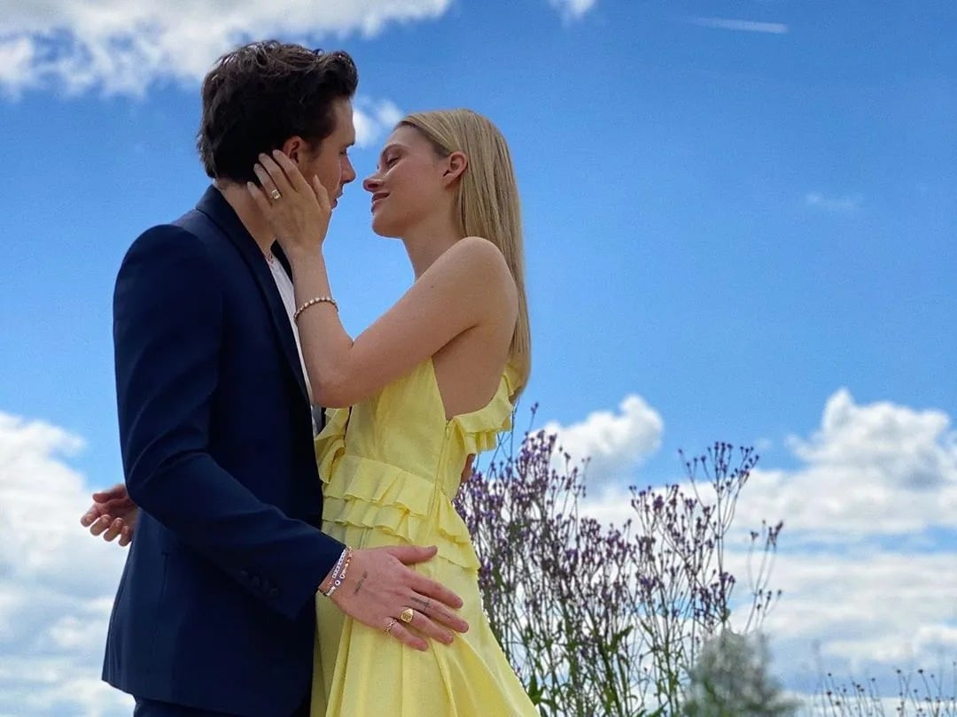 نيكولا بيلتز وبروكلين بيكهام يوم خطوبتهما نيكولا بيلتز وبروكلين بيكهام يوم خطوبتهما