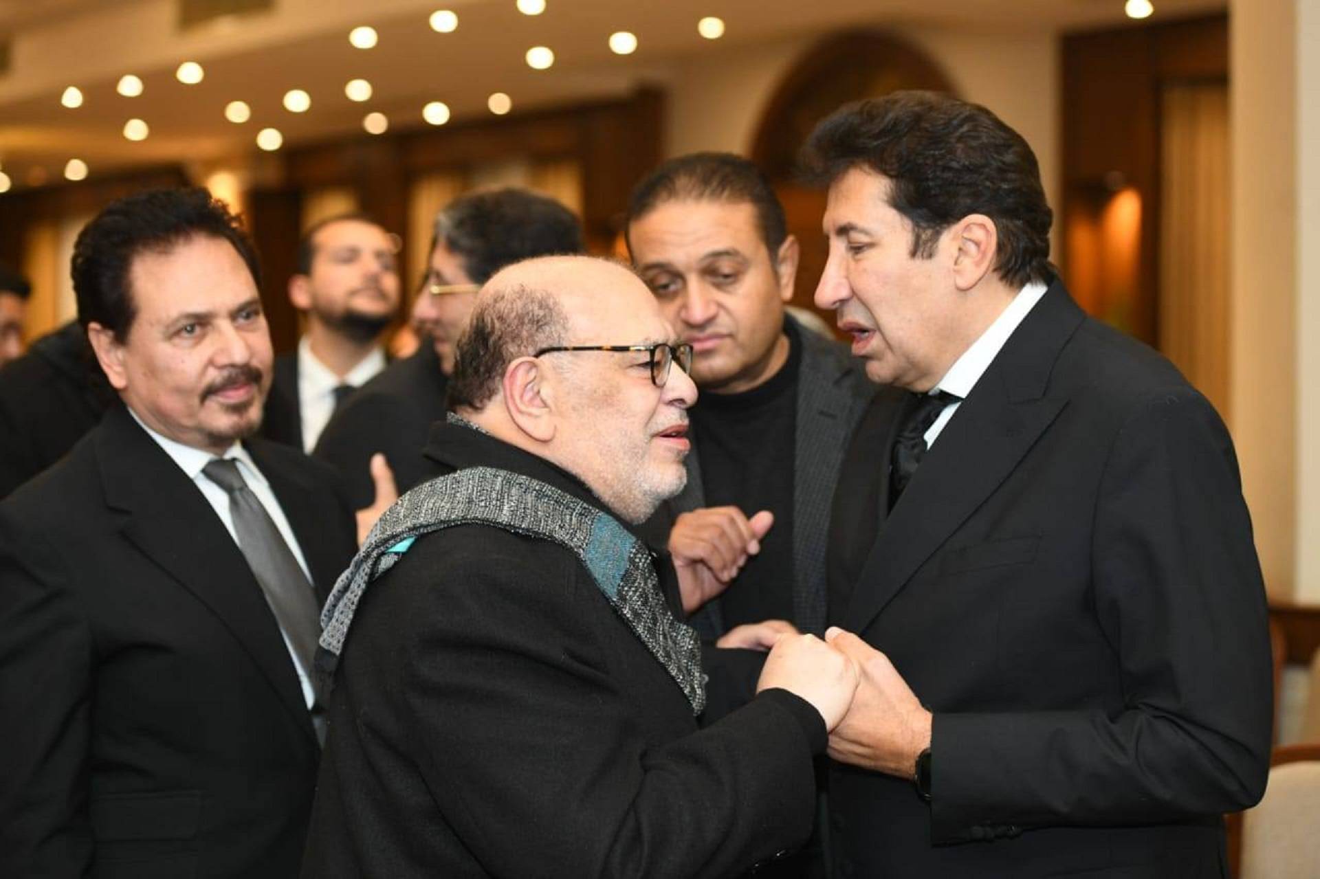 صلاح عبدالله ومحمد رياض يقدمان واجب العزاء لهاني رمزي