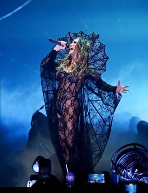 جينيفر لوبيز تتحدّى منتقدي جرأة فساتينها بست إطلالات نارية