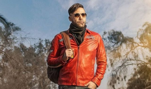 محمد إمام ينجو من إصابة خطرة ويطمئن جمهوره (فيديو)