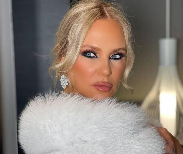 شيرين رضا عن عودة ابنتها نور عمرو دياب إلى مصر: سأمزق جواز سفرها (فيديو)