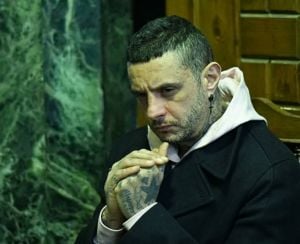 نقابة الصحافيين تعتذر من أحمد الفيشاوي بسبب تجاوزات المصوّرين في عزاء والدته