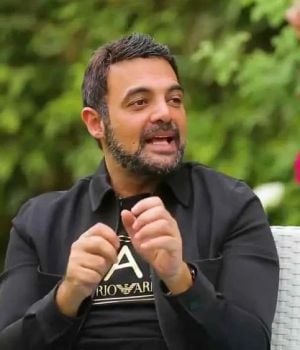 عمرو محمود ياسين يعلّق على شائعات تناول مسلسله قصة حياة ياسمين عبدالعزيز