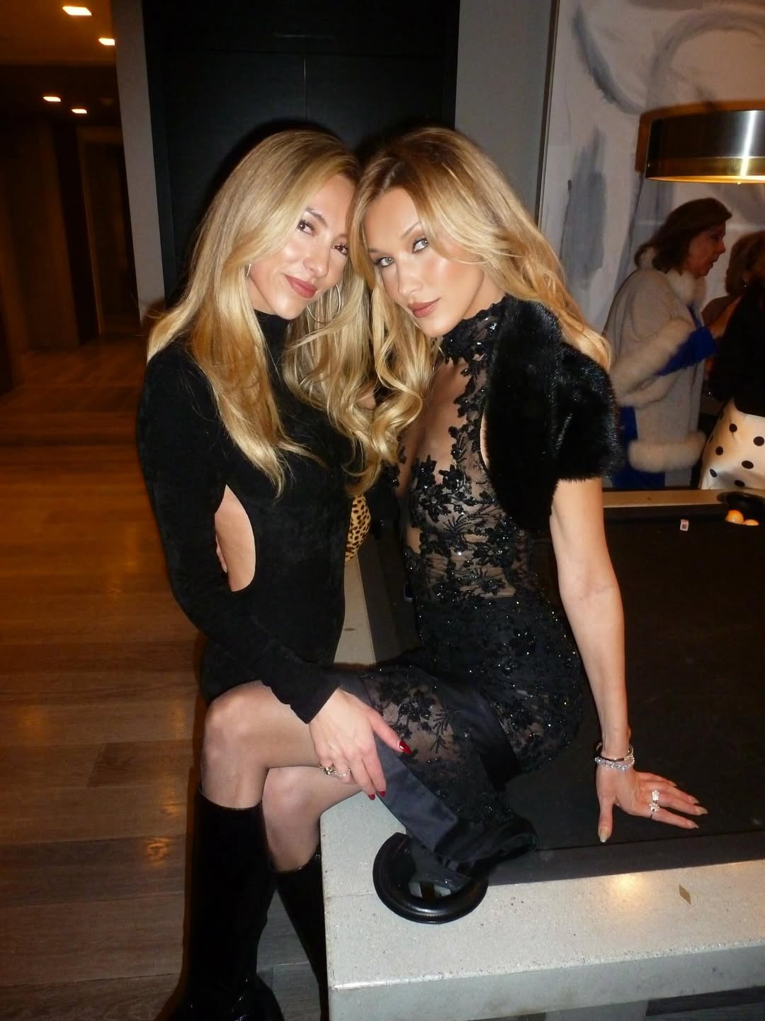 بيلا حديد ساحرة بتوقيع لبناني من عام 2004