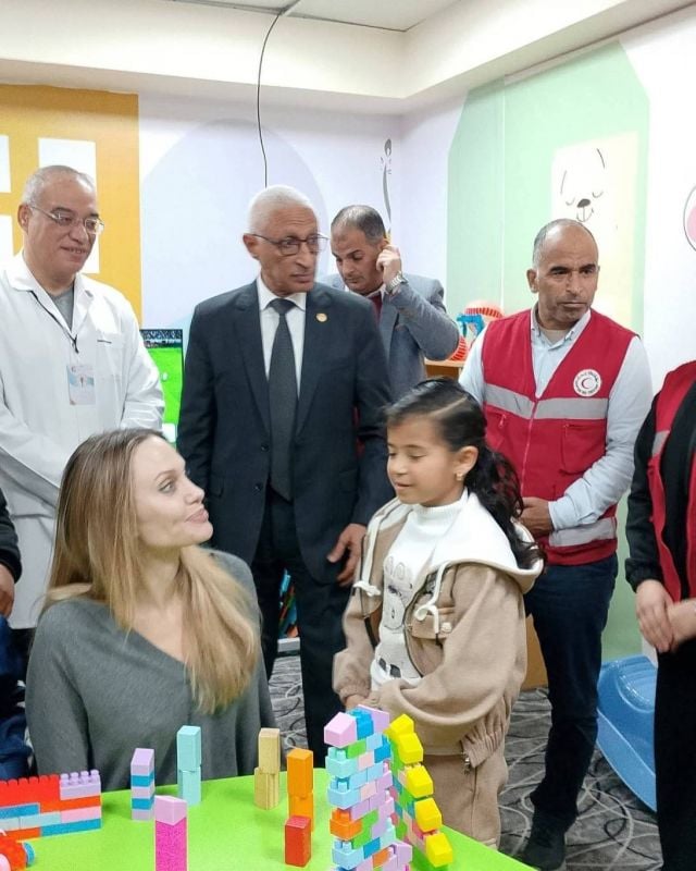 أنجلينا جولي تداعب فتاة خلال زيارتها للمصابين
