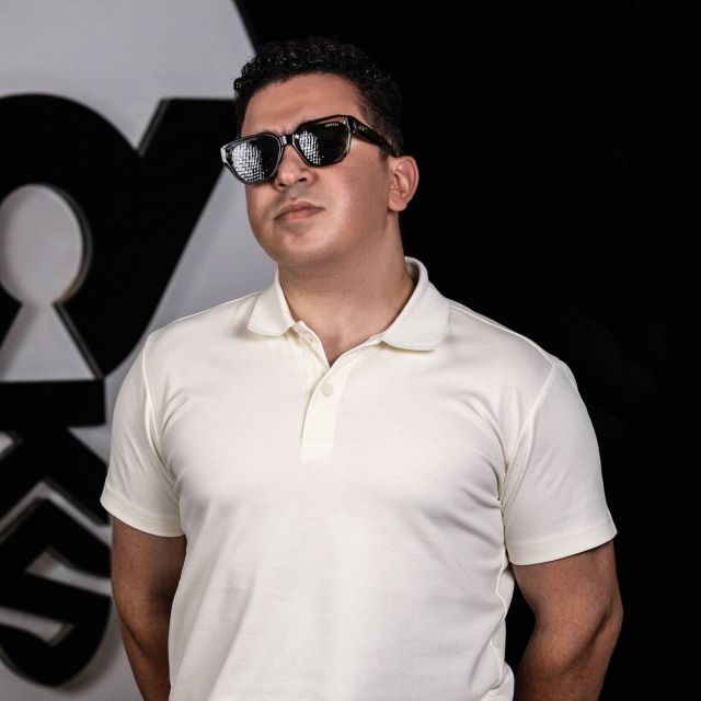 مصمّم الغرافيك أحمد دولا