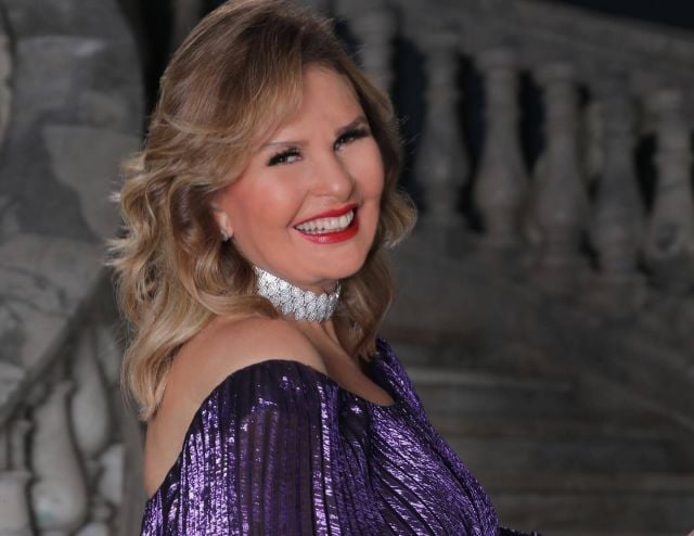 الفنانة يسرا