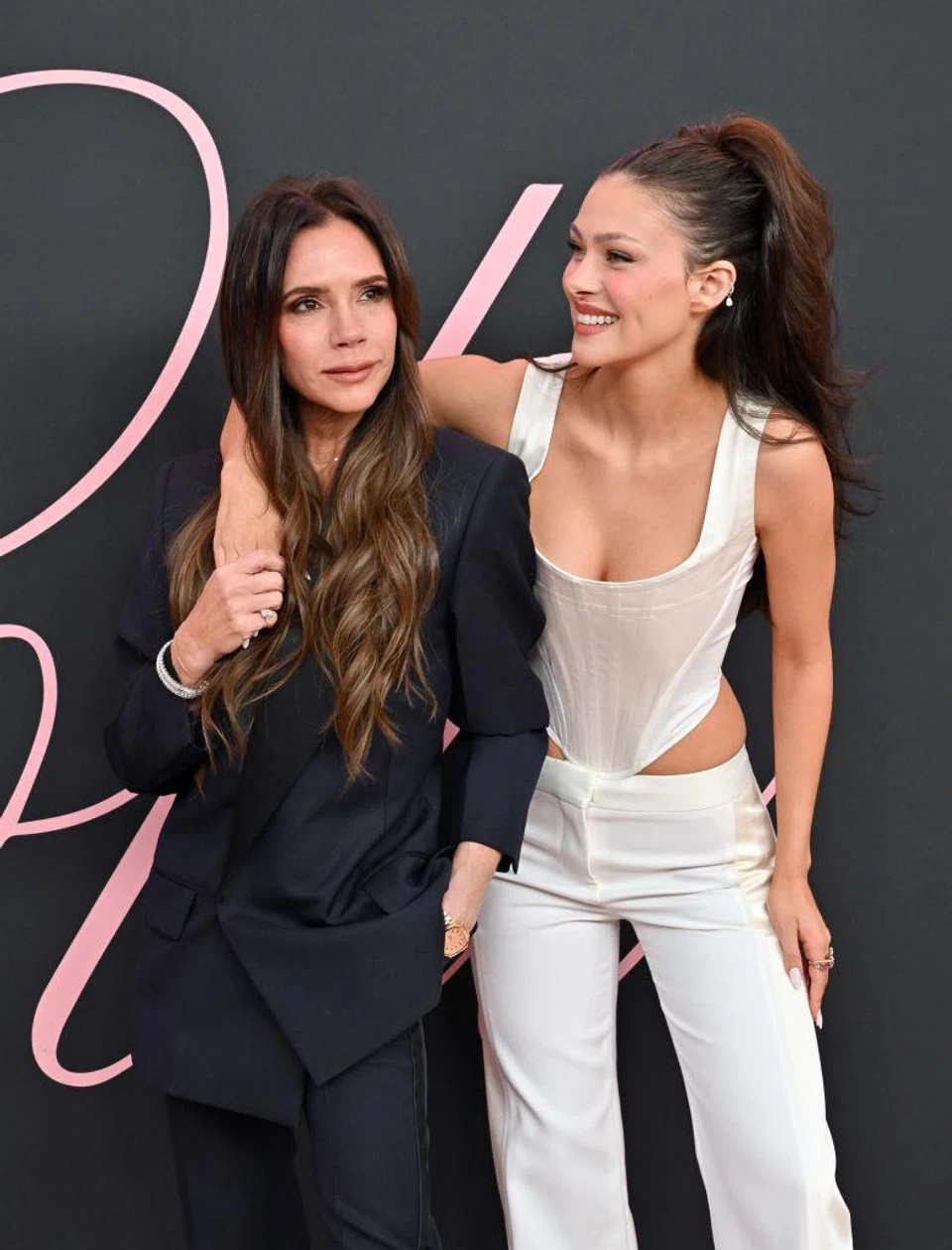 نظرة على تقليد نيكولا بيلتز الذكي لحماتها فيكتوريا بيكهام في الموضة | مجلة لها