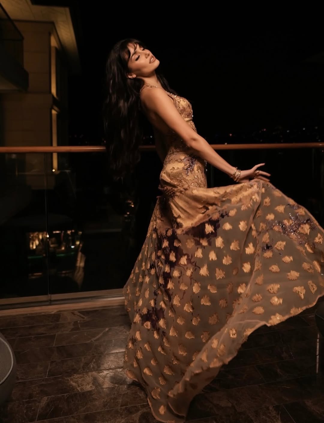 هاندا أرتشيل تستعرض فستانها