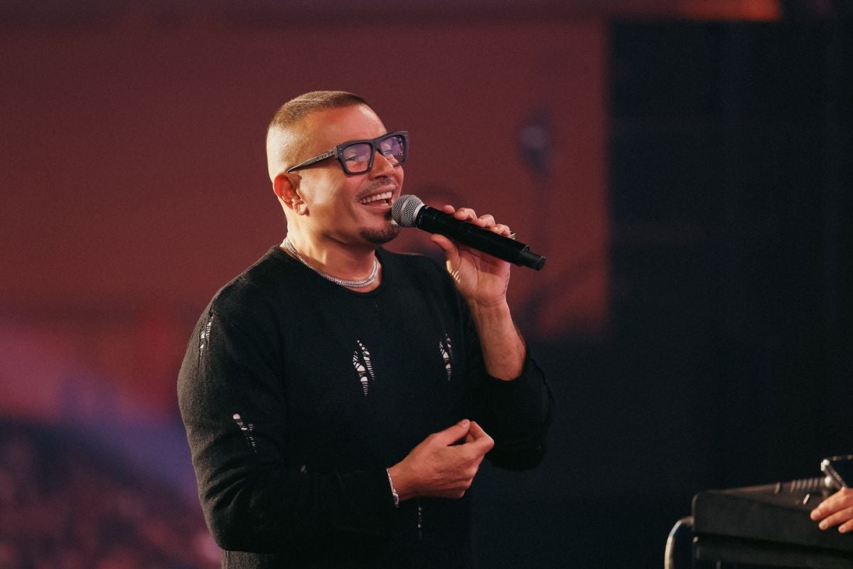 عمرو دياب يعيد كلاسيكياته وابنته جنى مفاجأة حفل المنارة (فيديو)