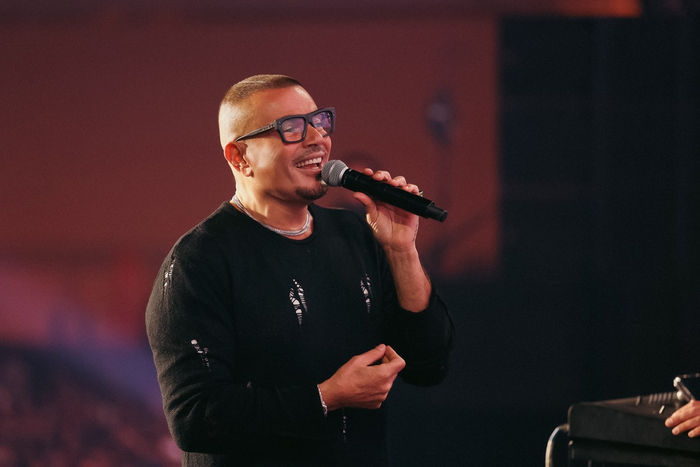 عمرو دياب يتفاعل مع الجمهور