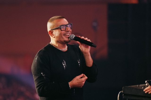 عمرو دياب يعيد كلاسيكياته وابنته جنى مفاجأة حفل المنارة (فيديو)