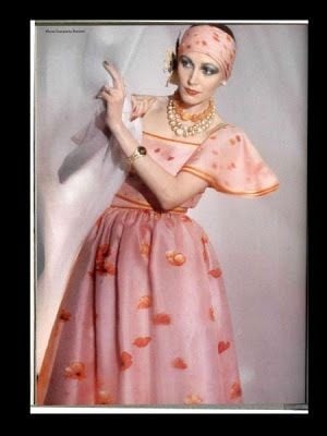 أنجليكا هيوستن: الأنوثة الجريئة في سبعينات فالنتينو