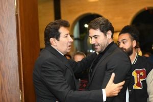 هاني رمزي يستقبل المعزين في وفاة والدته بحالة انهيار (فيديو وصور)