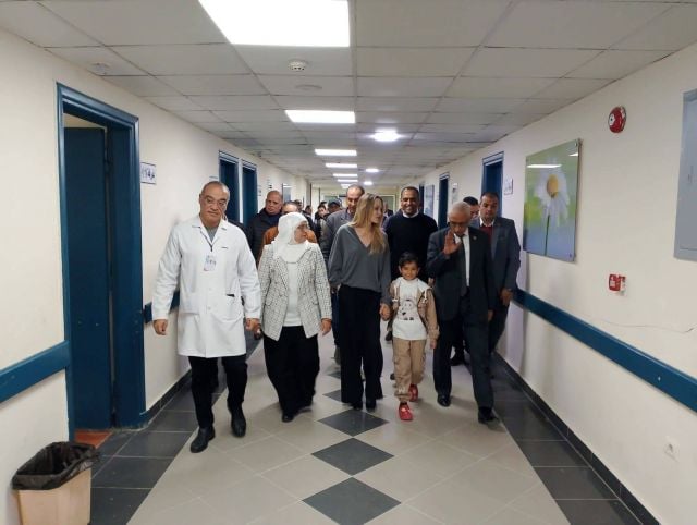 أنجلينا جولي خلال زيارتها للمصابين