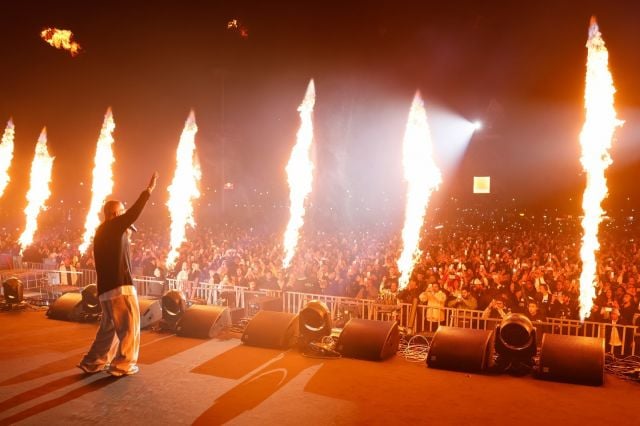 الألعاب النارية أشعلت حفل عمرو دياب