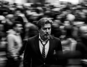 عابد فهد يروّج لشخصية أوس في "سعادة المجنون"