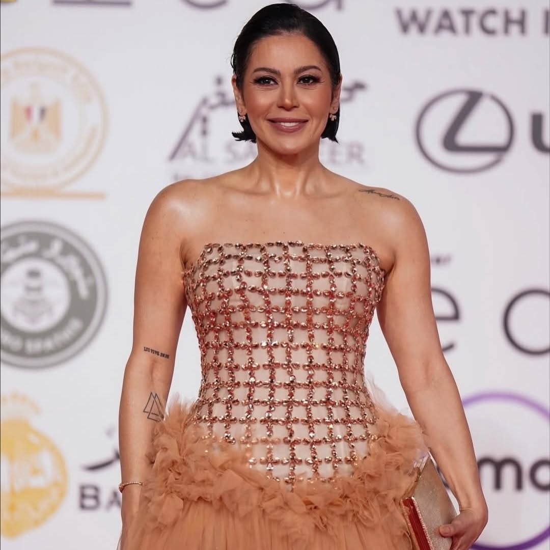 لقاء الخميسي تتفاعل بطريقة غريبة مع أزمة طلاق زوجها