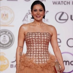 لقاء الخميسي تتفاعل بطريقة غريبة مع أزمة طلاق زوجها