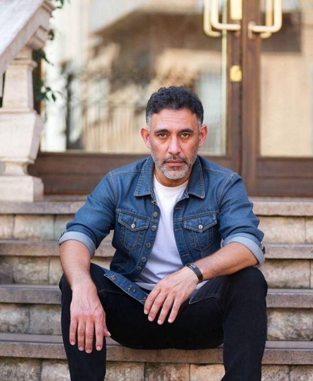 عمرو مصطفى يبكي على الهواء بسبب عمرو دياب (فيديو)