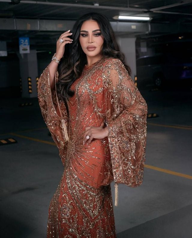 أحلام تتألق بالذهبي والبرتقالي