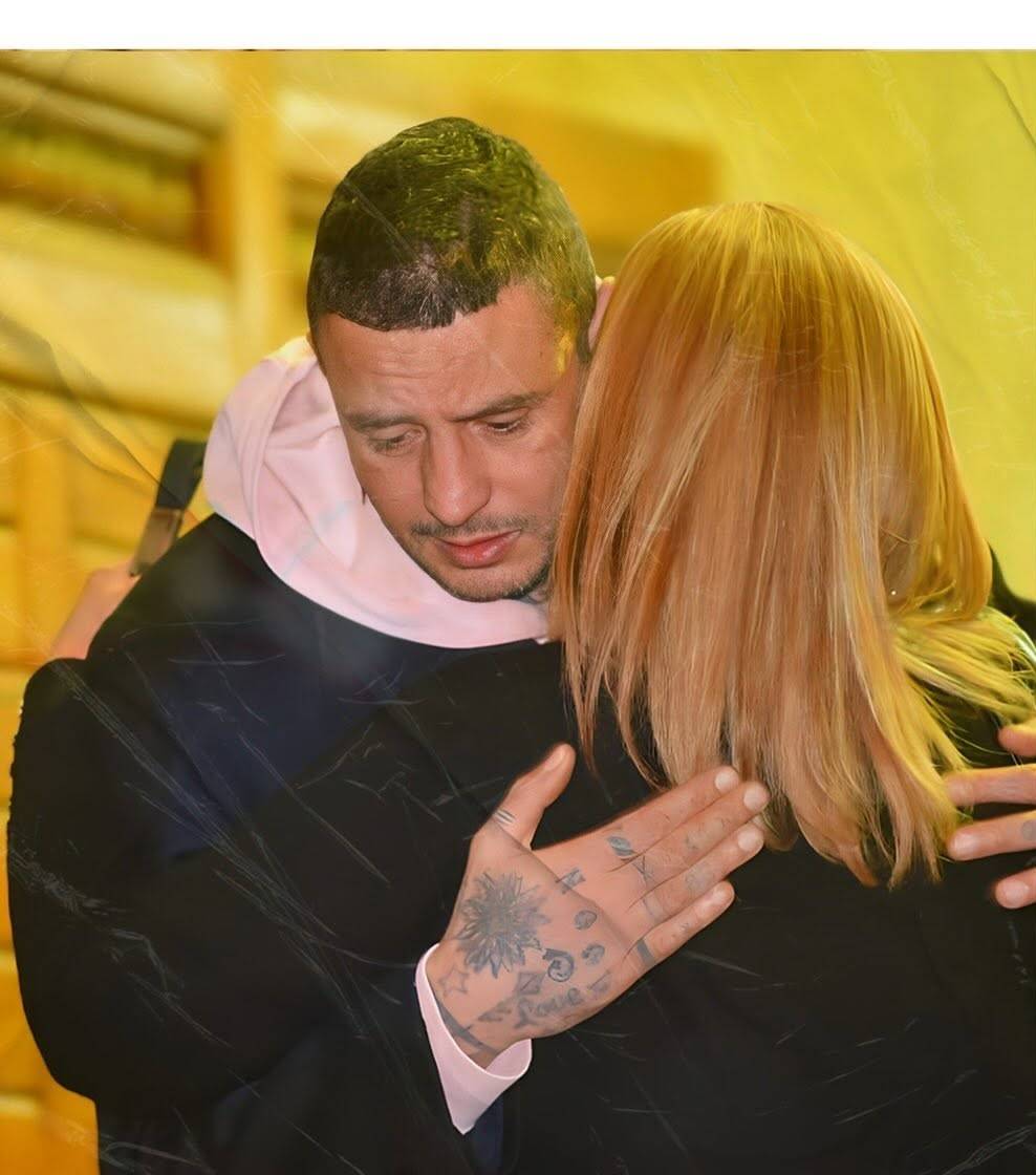 أحمد الفيشاوي ينفعل على مصوّر وينظّم عمل الصحافيين في عزاء والدته