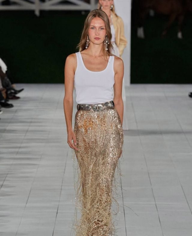 تنورة من الترتر الذهبي