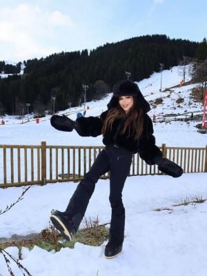 أناقة على الثلج… مؤثّرات الموضة يخترن إطلالات دافئة ولافتة