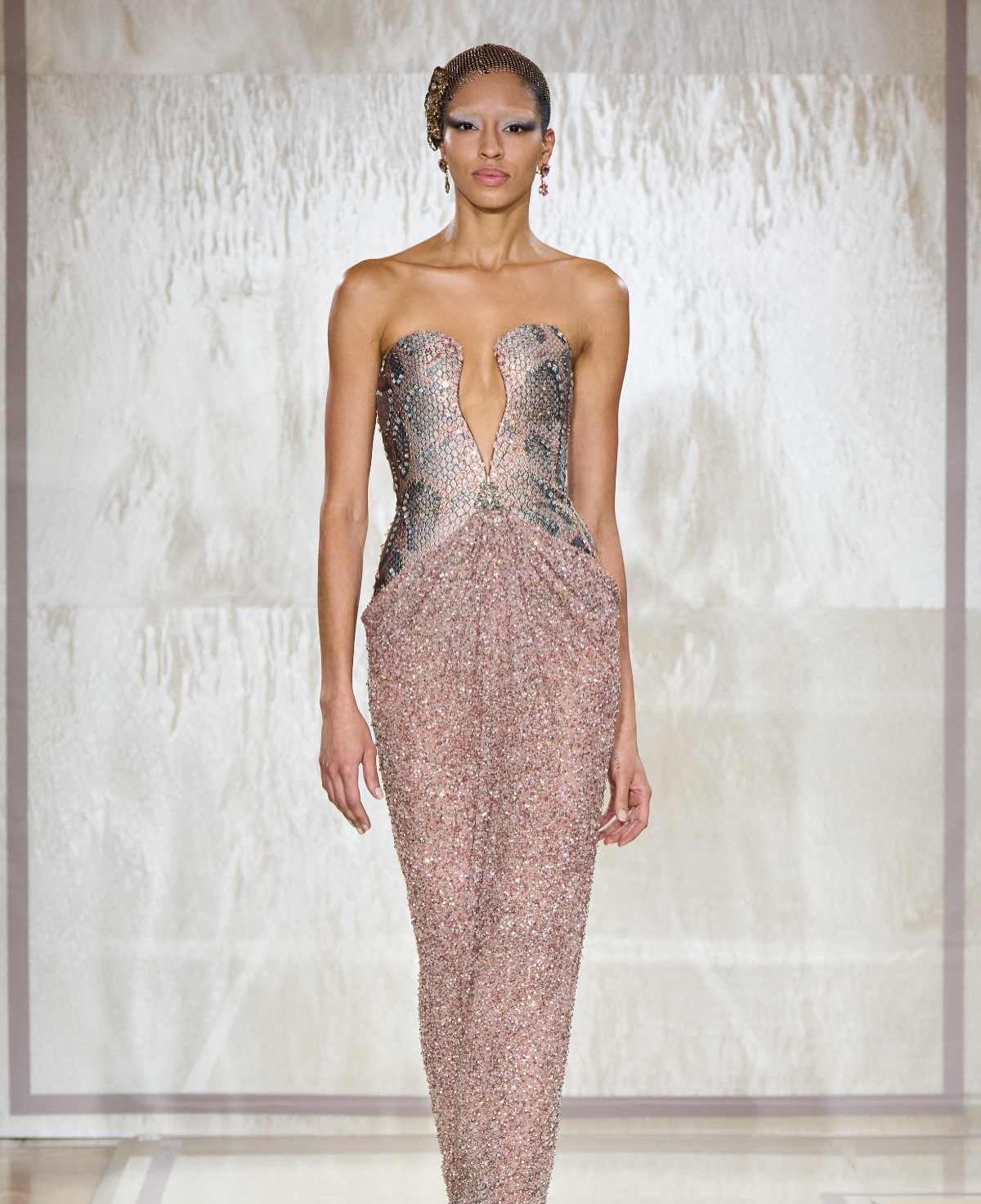 فستان الترتر بفتحة القلب