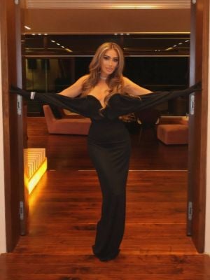 مايا دياب تحدث ضجة بتفاصيل فستانها الأسود الأنيق