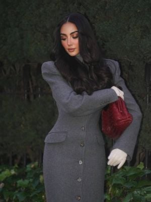 نور الغندور تلفت الأنظار بإطلالتها الشتوية بتفاصيل عصرية